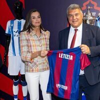 La Reina Letizia recoge la camiseta con su nombre del Barça