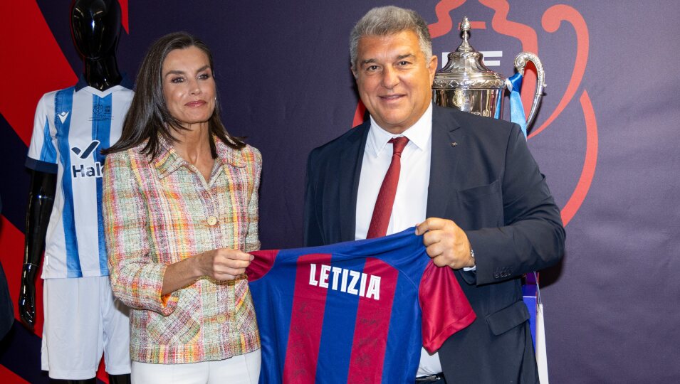 La Reina Letizia recoge la camiseta con su nombre del Barça