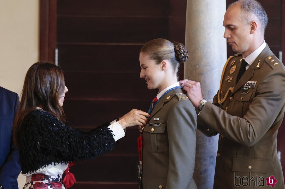 La Princesa Leonor recibiendo la Medalla de las Cortes de Aragón