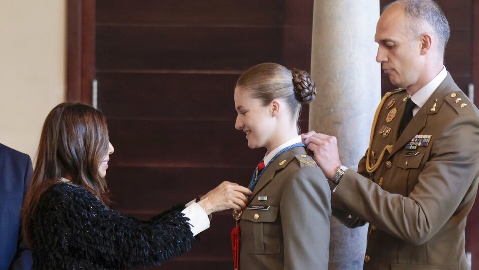La Princesa Leonor recibiendo la Medalla de las Cortes de Aragón