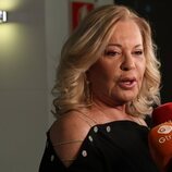 Bárbara Rey atendiendo a los medios en la entrega de los Premios Naranja y Limón 2023
