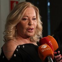 Bárbara Rey atendiendo a los medios en la entrega de los Premios Naranja y Limón 2023