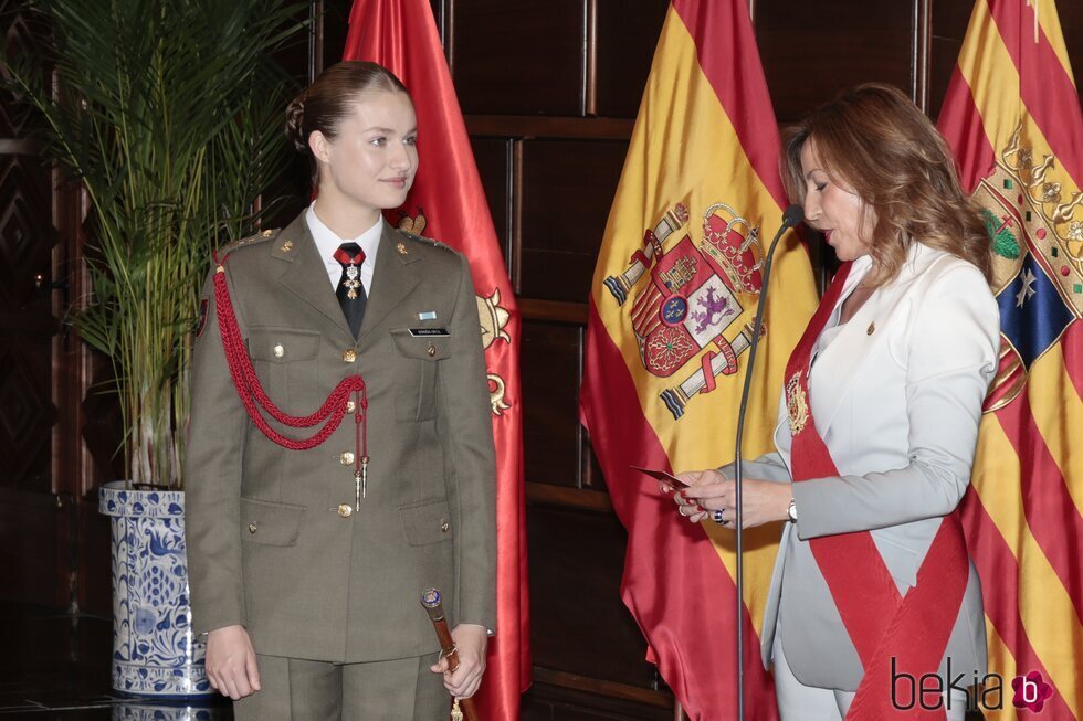 La Princesa Leonor escucha a la Alcaldesa de Zaragoza en la entrega del título de Hija Adoptiva de Zaragoza