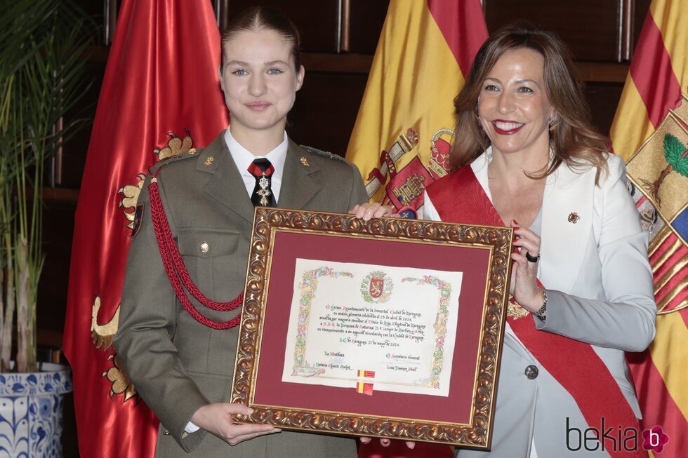 La Princesa Leonor con el diploma acreditativo del título de Hija Adoptiva de Zaragoza