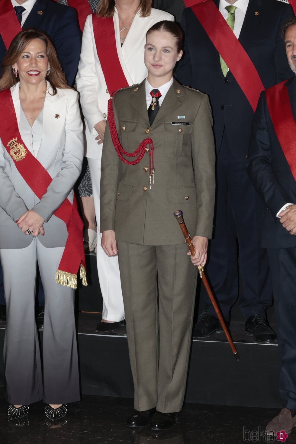 La Princesa Leonor con el uniforme de la Academia General Militar y el bastón de mando en la entrega del título de Hija Adoptiva de Zaragoza