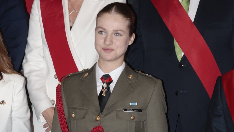 La Princesa Leonor con el uniforme de la Academia General Militar y el bastón de mando en la entrega del título de Hija Adoptiva de Zaragoza
