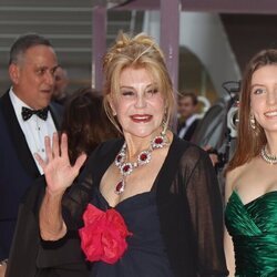 La Baronesa Thyssen junto a su hija Carmen llegando a los Premios Bazaar