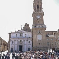 La Princesa Leonor saludando a la gente ante la Seo del Salvador de Zaragoza