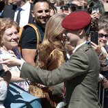La Princesa Leonor acaricia a un bebé en la entrega de la Medalla de Aragón