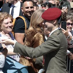 La Princesa Leonor acaricia a un bebé en la entrega de la Medalla de Aragón