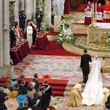 El Rey Felipe recibe en el altar a la Reina Letizia en la boda de Felipe y Letizia