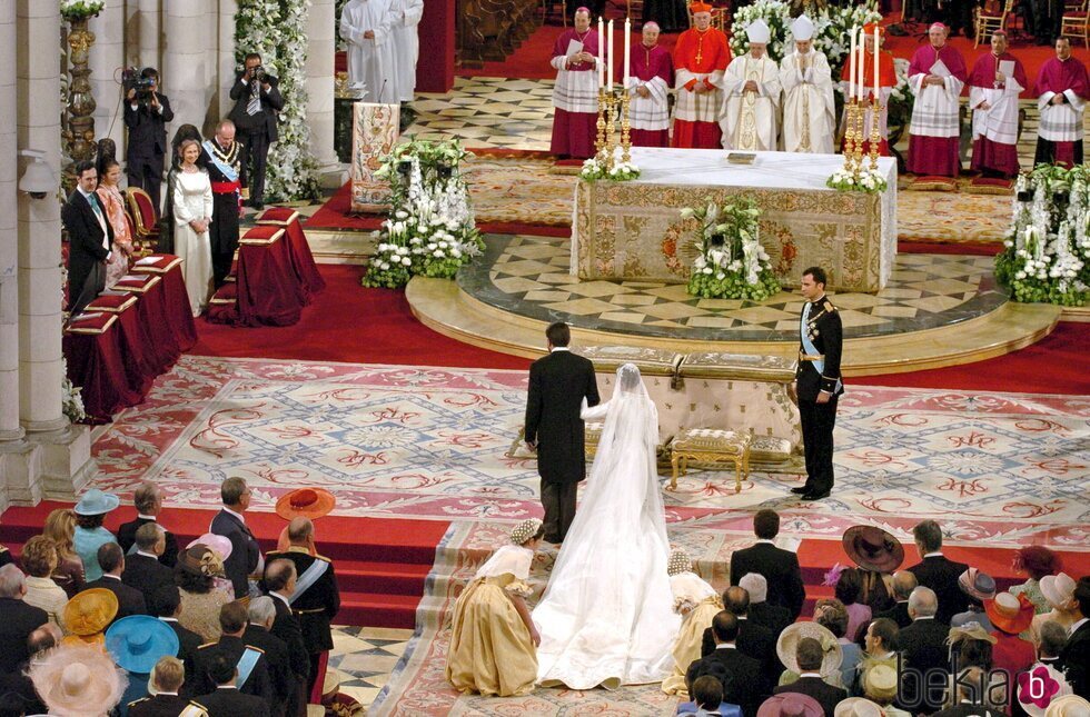 El Rey Felipe recibe en el altar a la Reina Letizia en la boda de Felipe y Letizia