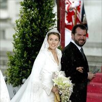 La Reina Letizia vestida de novia, con la Tiara Prusiana y del brazo de su padre en la boda de Felipe y Letizia