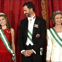 La Reina Letizia con la Tiara Prusiana, el Rey Felipe VI y la Reina Sofía con la Tiara Floral