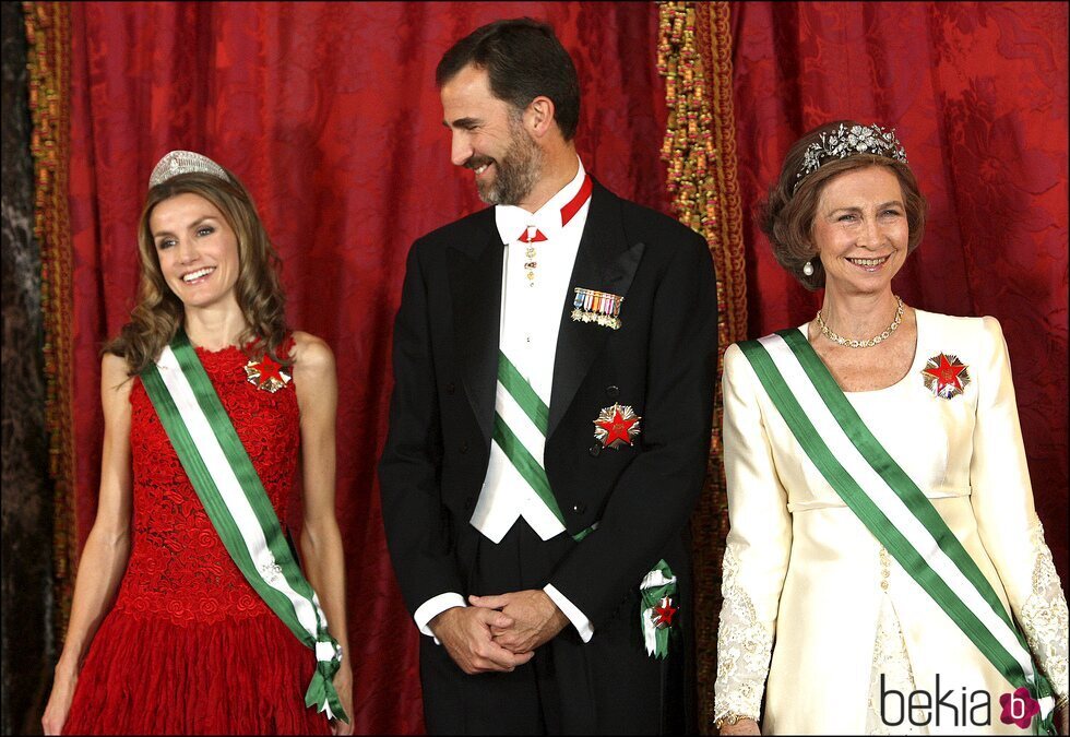 La Reina Letizia con la Tiara Prusiana, el Rey Felipe VI y la Reina Sofía con la Tiara Floral