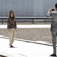 El Rey Felipe VI hace una foto con el móvil a la Reina Letizia en Chile