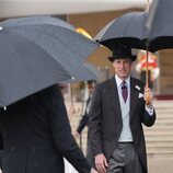 El Príncipe Guillermo con paraguas en una garden party en Buckingham Palace