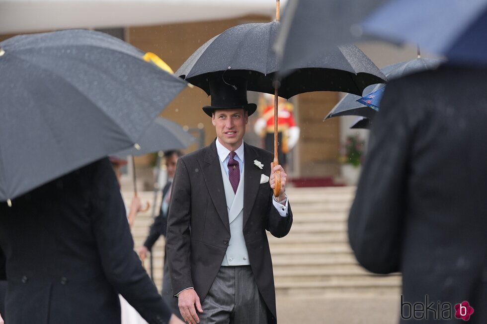El Príncipe Guillermo con paraguas en una garden party en Buckingham Palace