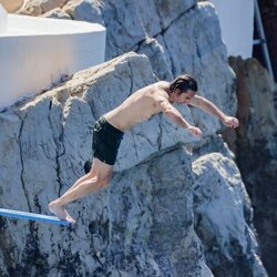 Dimitri Rassam saltando en trampolín al mar en Antibes