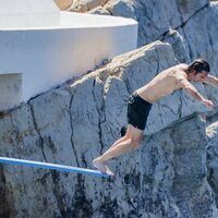 Dimitri Rassam saltando en trampolín al mar en Antibes