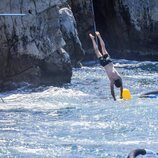 Dimitri Rassam entrando en el agua tras saltar en trampolín en Antibes