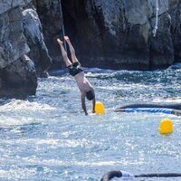 Dimitri Rassam entrando en el agua tras saltar en trampolín en Antibes