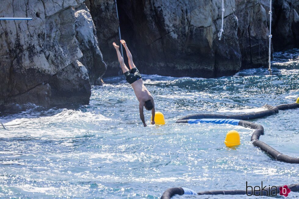 Dimitri Rassam entrando en el agua tras saltar en trampolín en Antibes