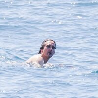 Dimitri Rassam bañándose en el mar en Antibes