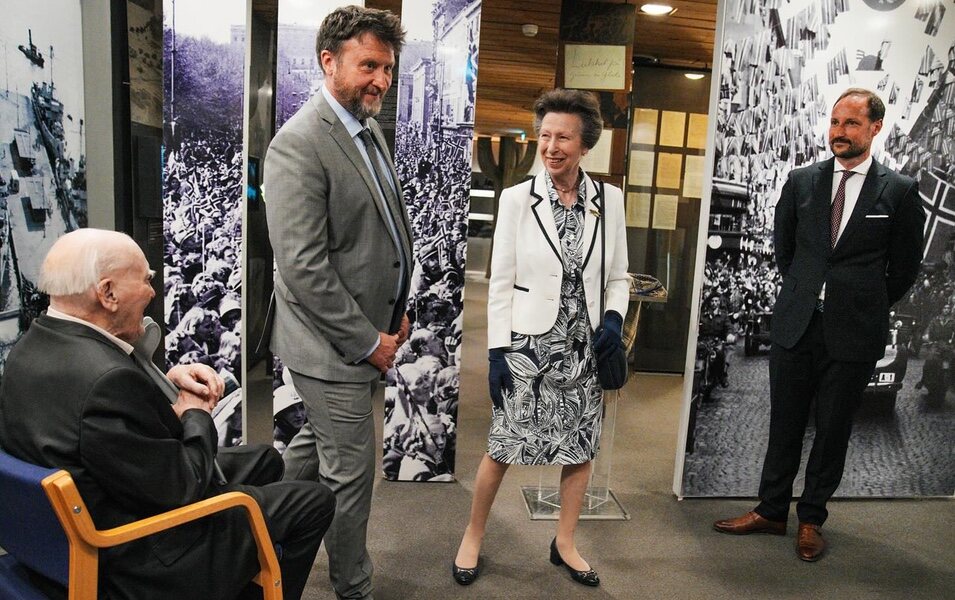 La Princesa Ana y Haakon de Noruega en el Museo de la Resistencia Noruega