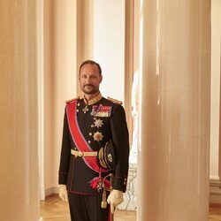 Foto oficial de Haakon de Noruega con uniforme de gala