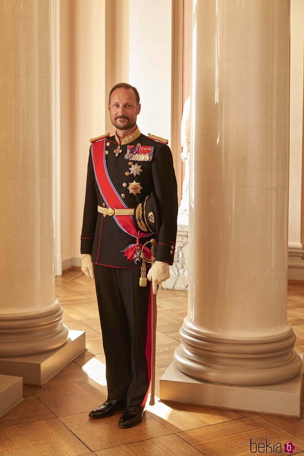 Foto oficial de Haakon de Noruega con uniforme de gala