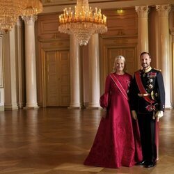 Foto oficial de gala de Haakon y Mette-Marit de Noruega