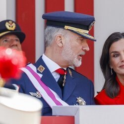 Los Reyes Felipe y Letizia presiden el desfile de las Fuerzas Armadas celebrado en Oviedo