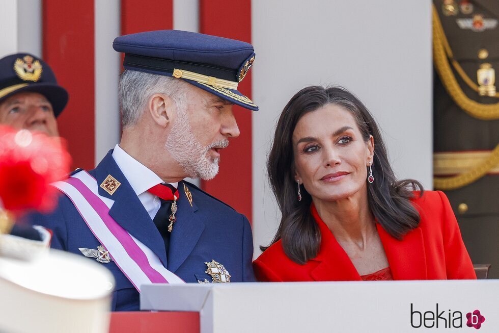 Los Reyes Felipe y Letizia presiden el desfile de las Fuerzas Armadas celebrado en Oviedo