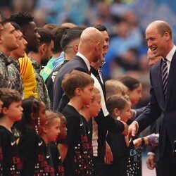 El Principe Guillermo saluda a Guardiola en la final de la Copa de Inglaterra