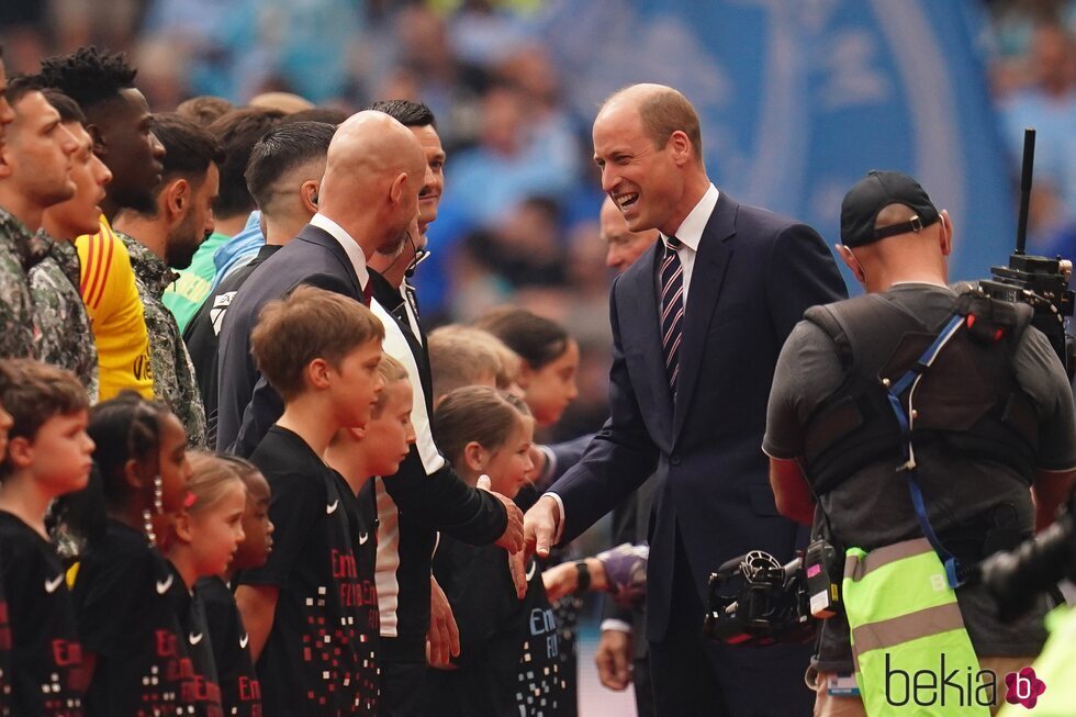 El Principe Guillermo saluda a Guardiola en la final de la Copa de Inglaterra