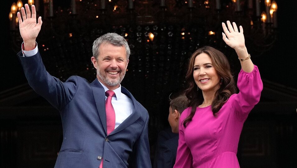 El Rey Federico de Dinamarca y la Reina Mary de Dinamarca saludan desde el balcón