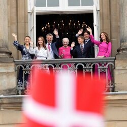 La Familia Real danesa sale a saludar por el 56 cumpleaños del Rey Federico de Dinamarca