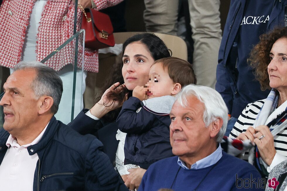 Xisca Perelló con su hijo en Roland Garros viendo a Rafa Nadal