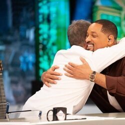 Will Smith y Pablo Motos fundiéndose en un abrazo en 'El Hormiguero'