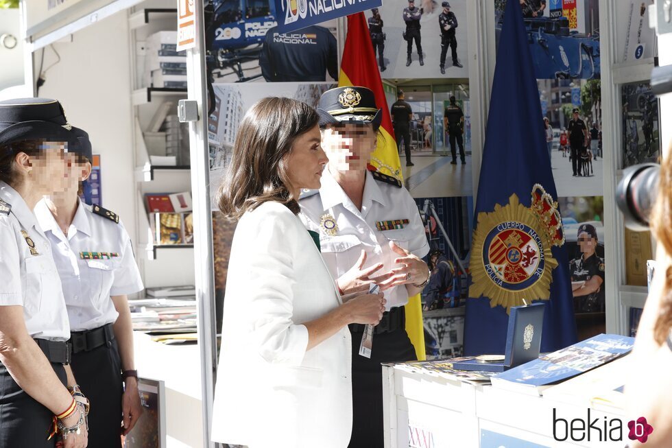 La Reina letizia visita la caseta de la Policía Nacional