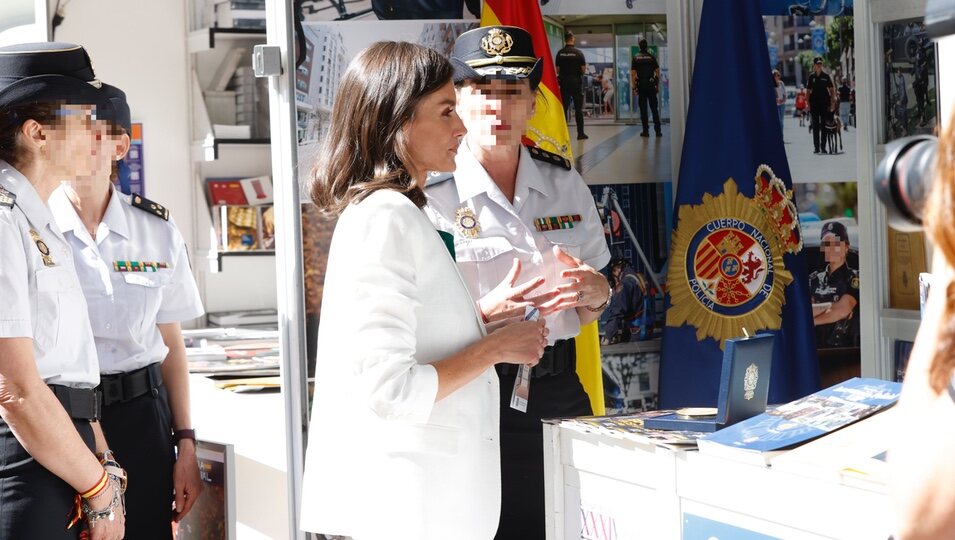 La Reina letizia visita la caseta de la Policía Nacional