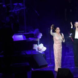 Isabel Pantoja con Soraya Arnelas en su concierto de Mérida