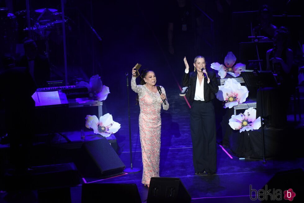 Isabel Pantoja con Soraya Arnelas en su concierto de Mérida