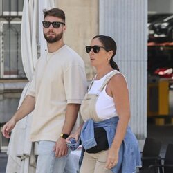Anabel Pantoja y David Rodríguez paseando por Madrid antes de anuncia que serán padres
