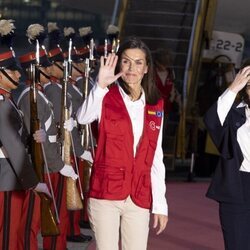 La Reina Letizia saludando a su llegada a Guatemala para su Viaje de Cooperación