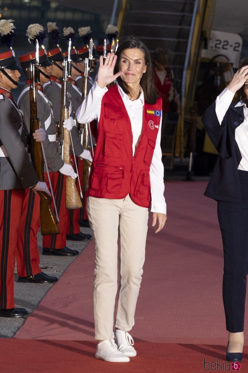 La Reina Letizia saludando a su llegada a Guatemala para su Viaje de Cooperación