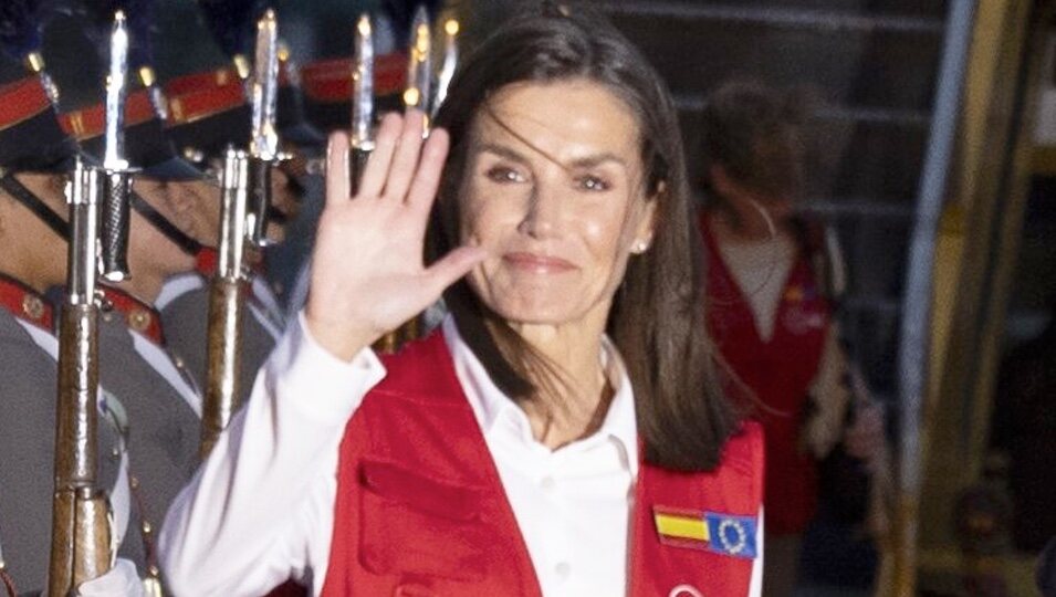 La Reina Letizia saludando a su llegada a Guatemala para su Viaje de Cooperación