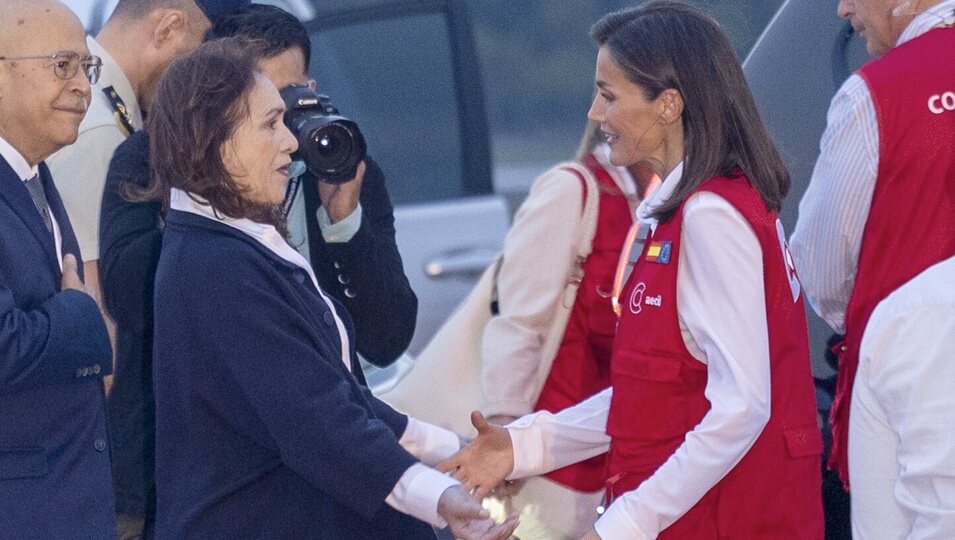 La Reina Letizia saluda a la Viceministra de Relaciones Exteriores de Guatemala en su Viaje de Cooperación a Guatemala