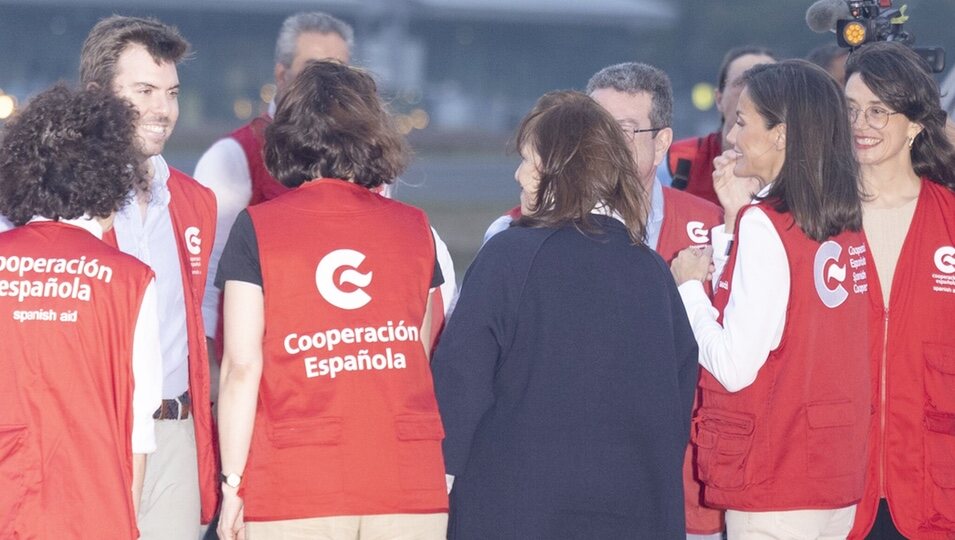 La Reina Letizia en su recepción en el aeropuerto de Ciudad de Guatemala al comienzo de su Viaje de Cooperación a Guatemala